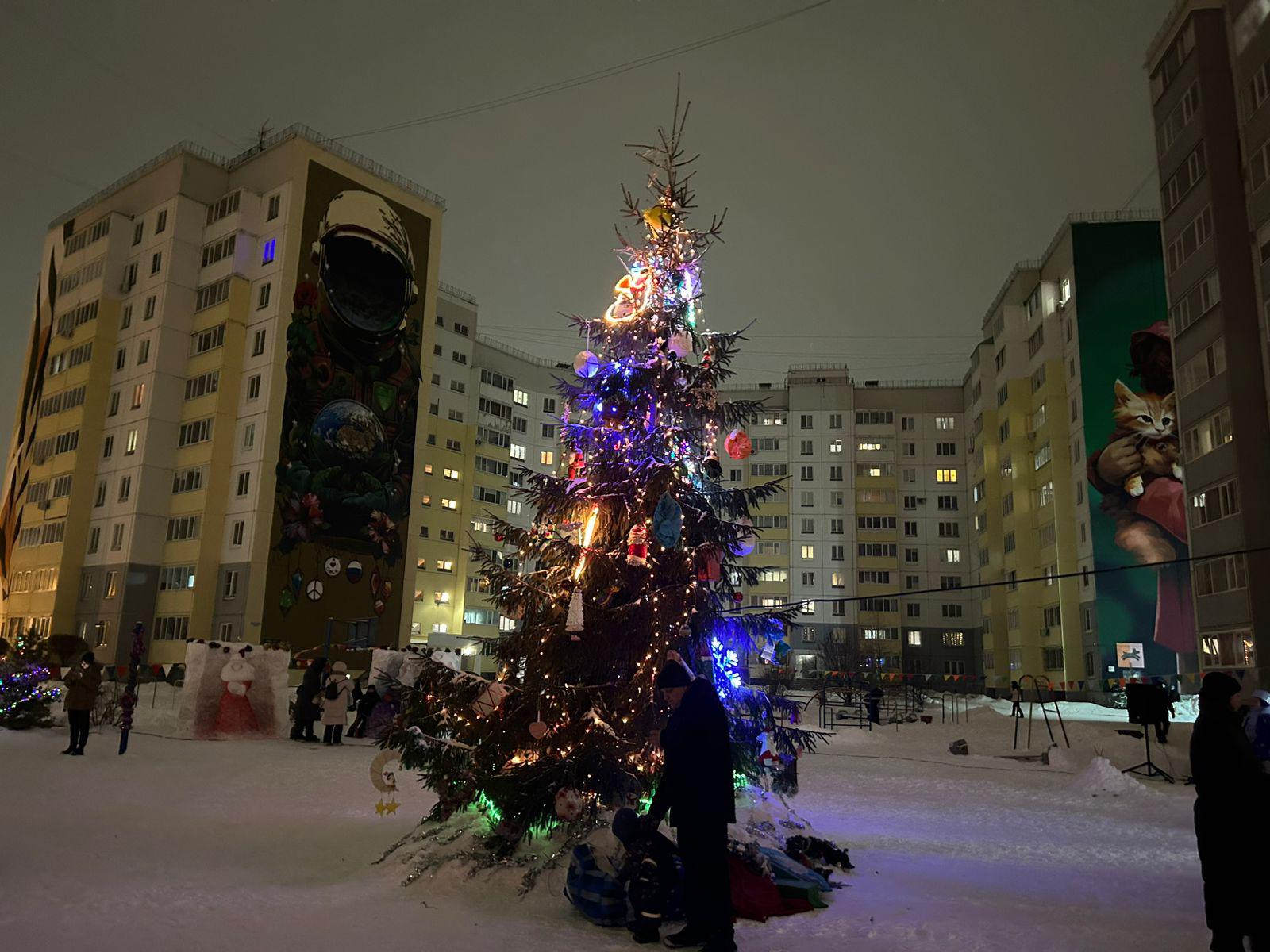 Призовые места на городском конкурсе заняли две елки Советского округа.