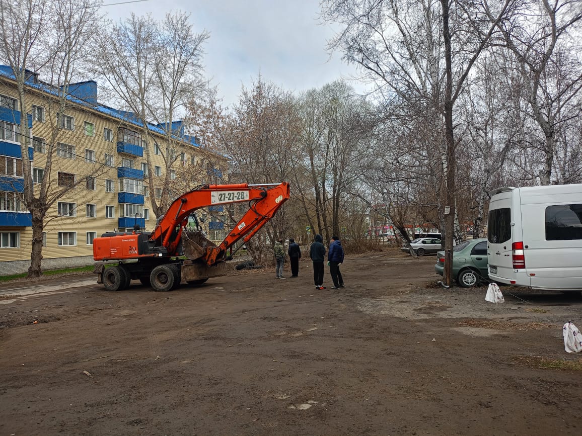 В Советском округе началось благоустройство по улице Белозерова.