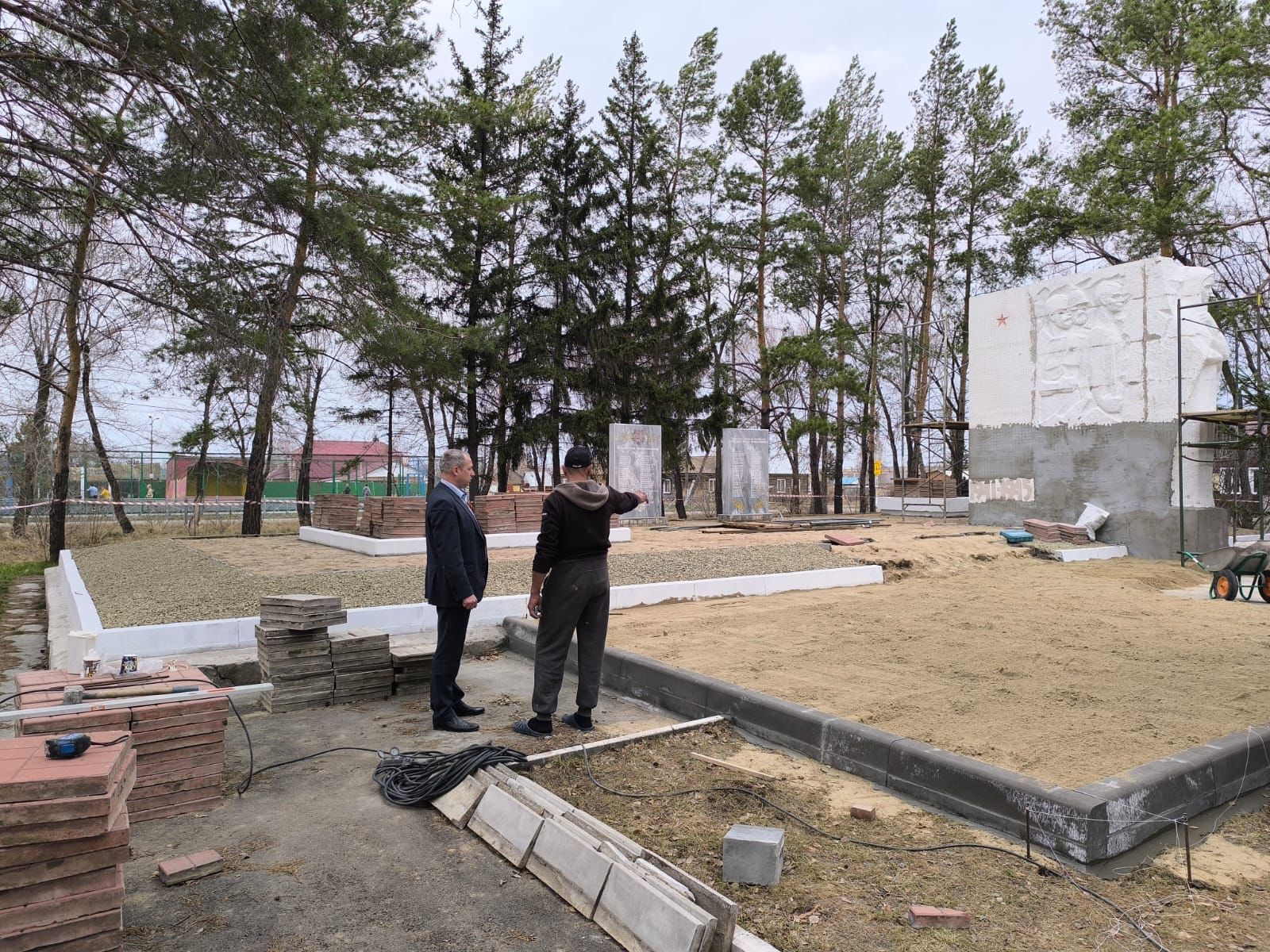 В Ленинском округе работы по реконструкции мемориальных объектов ко Дню Победы — на личном контроле главы.