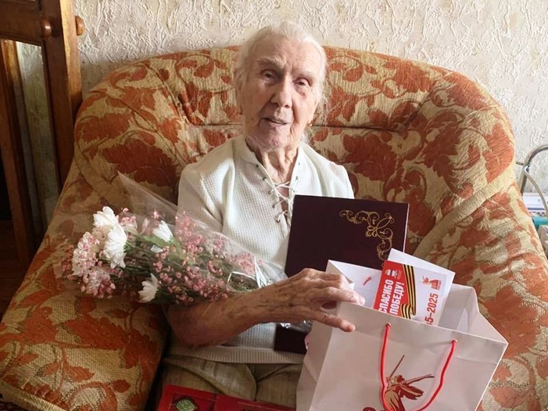 В Ленинском округе с 80-летием Победы поздравили ветерана Великой Отечественной войны.
