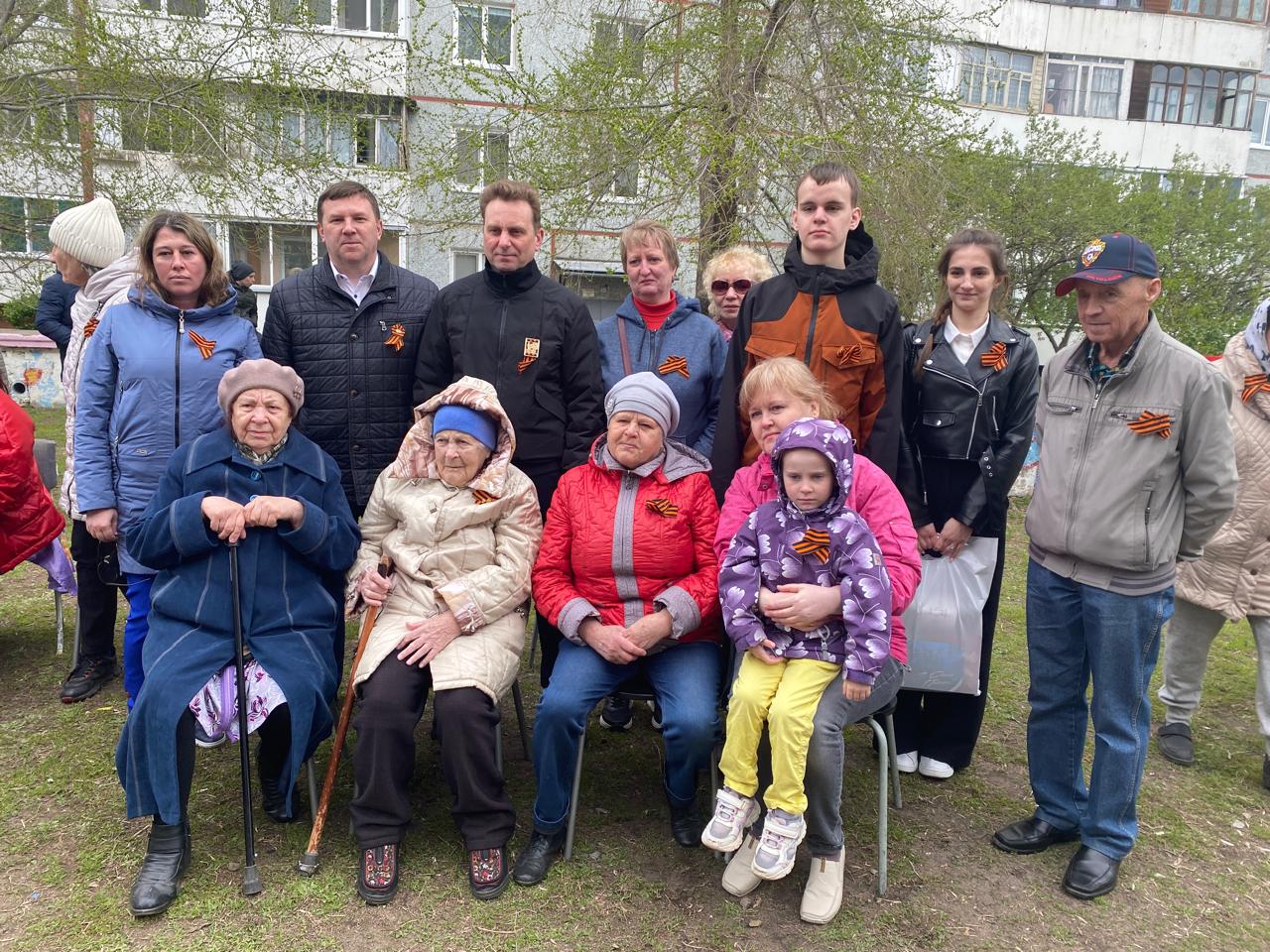 Во дворах Кировского округа прошли парады у дома ветеранов.