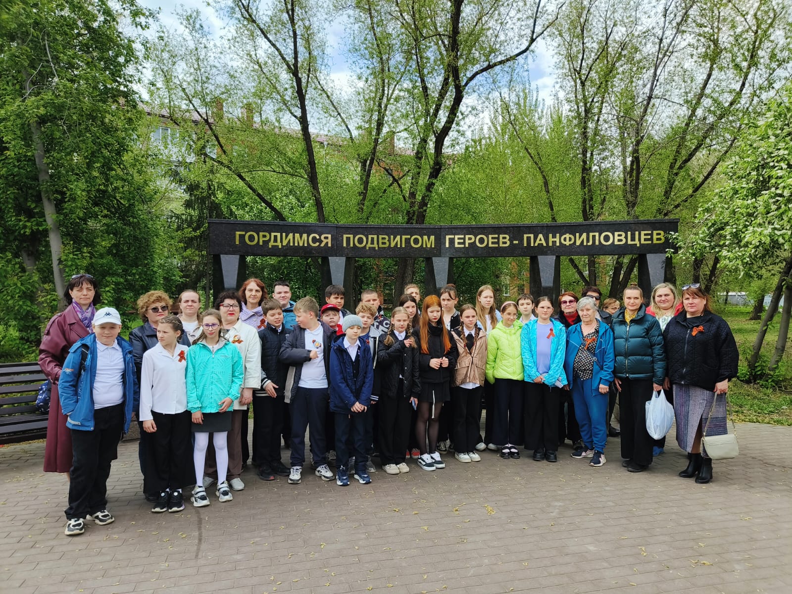 В сквере имени Ивана Панфилова прошла церемония возложения цветов героям.