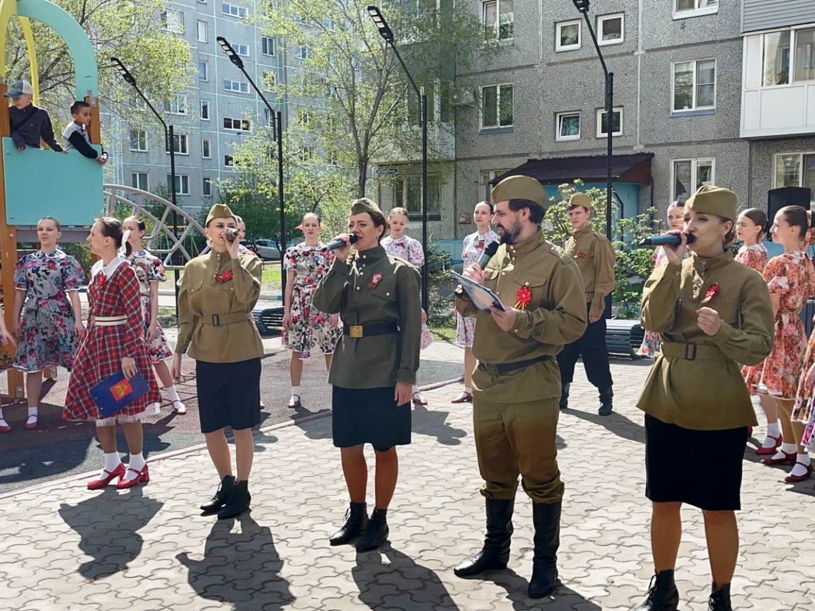 В Октябрьском округе во дворе дома ветерана прошел праздничный концерт.