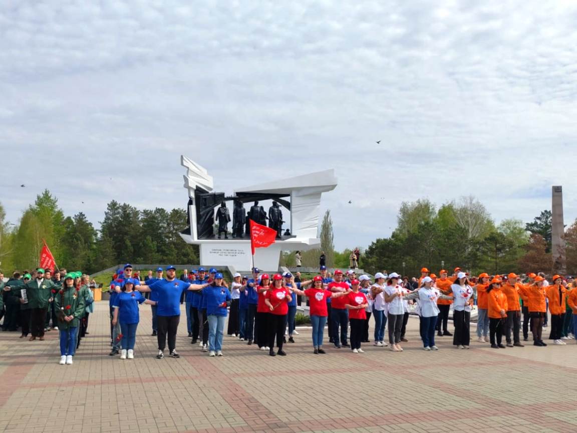 Промышленные предприятия Октябрьского округа возложили цветы к мемориалам.