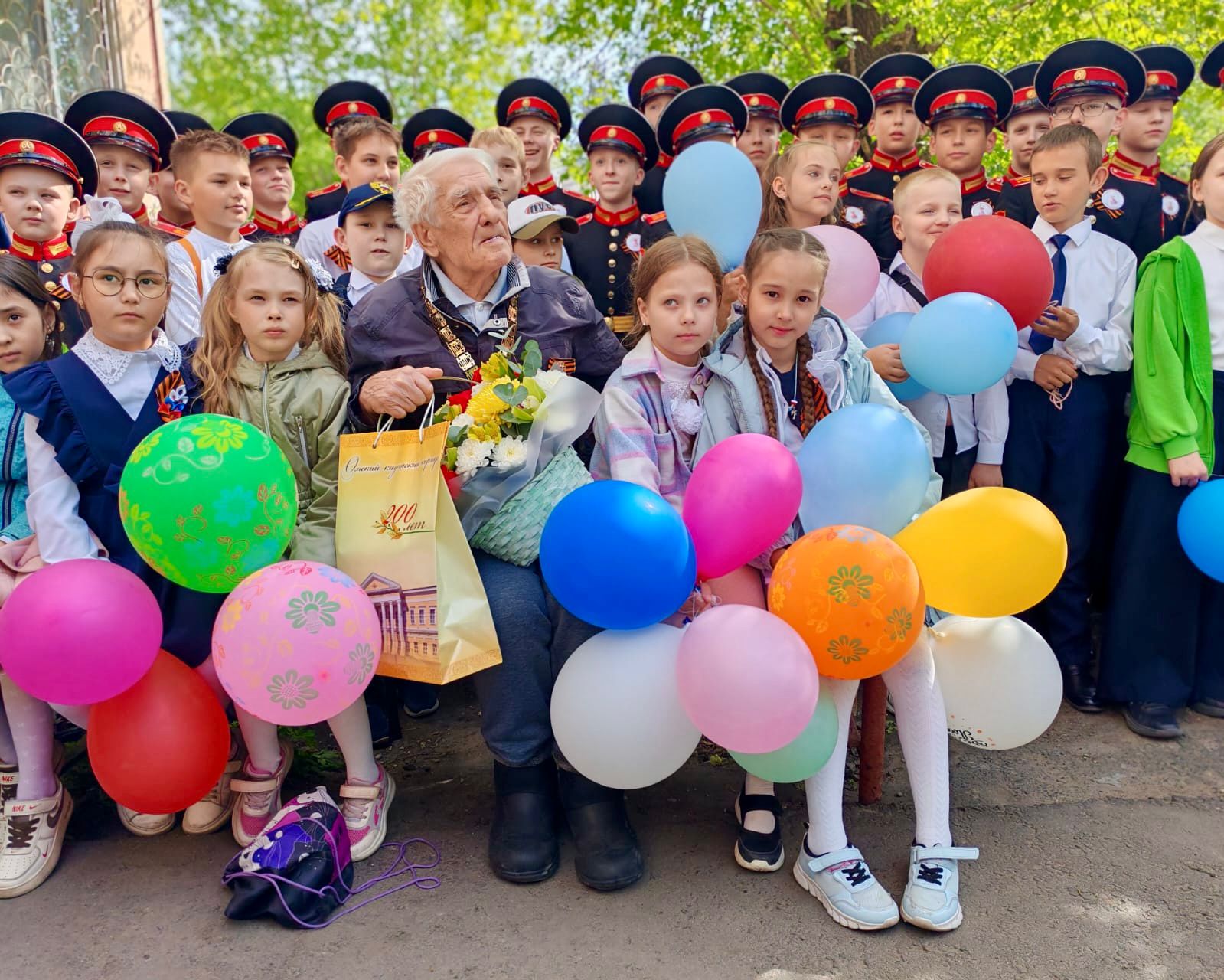 В Октябрьском округе прошли парады во дворах, где живут ветераны.