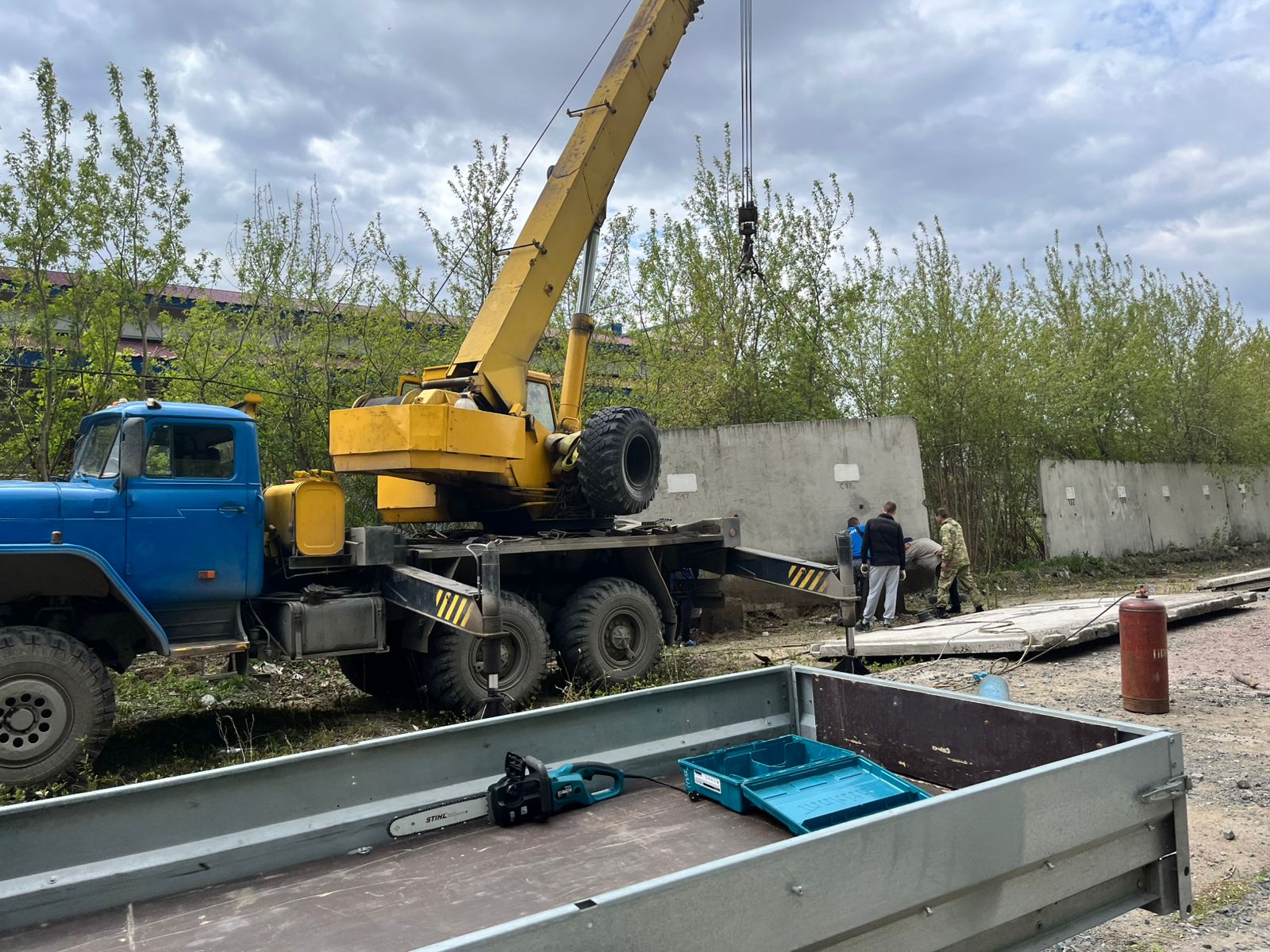 В Советском округе убирают незаконные ограждения.