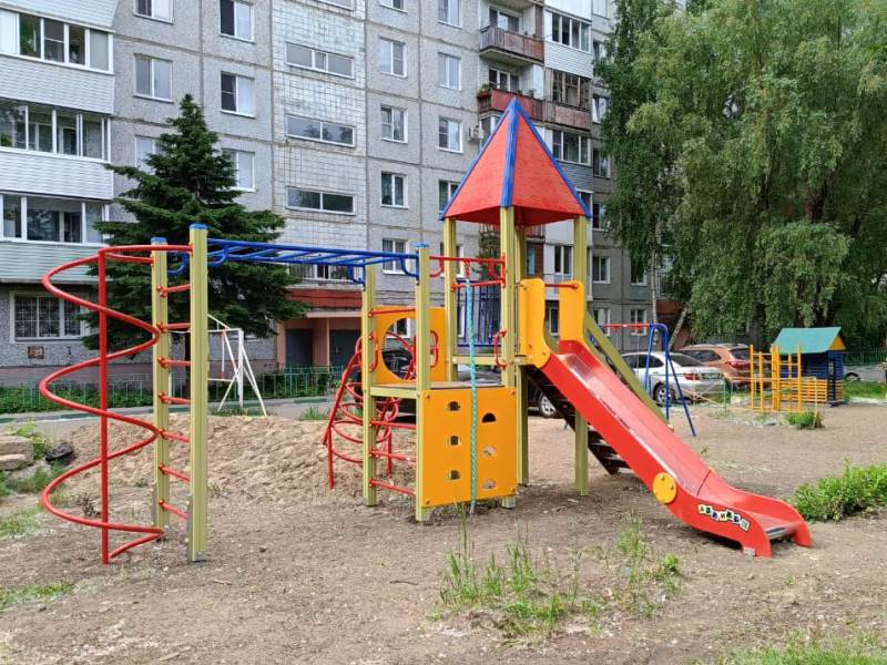 В Советском округе установили детскую площадку.