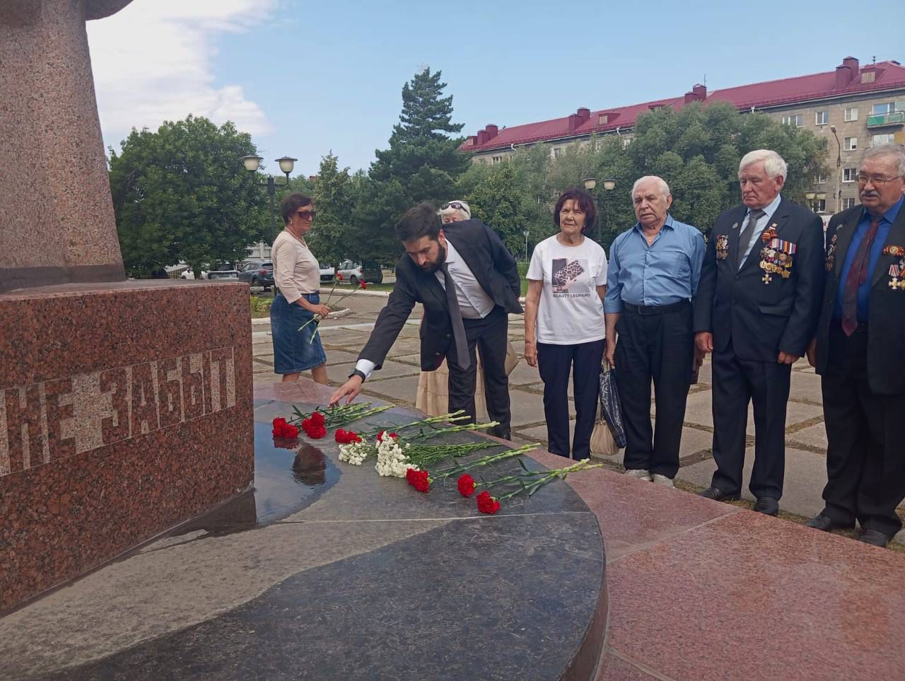 В Ленинском округе возложили цветы у стелы воинам-омичам.