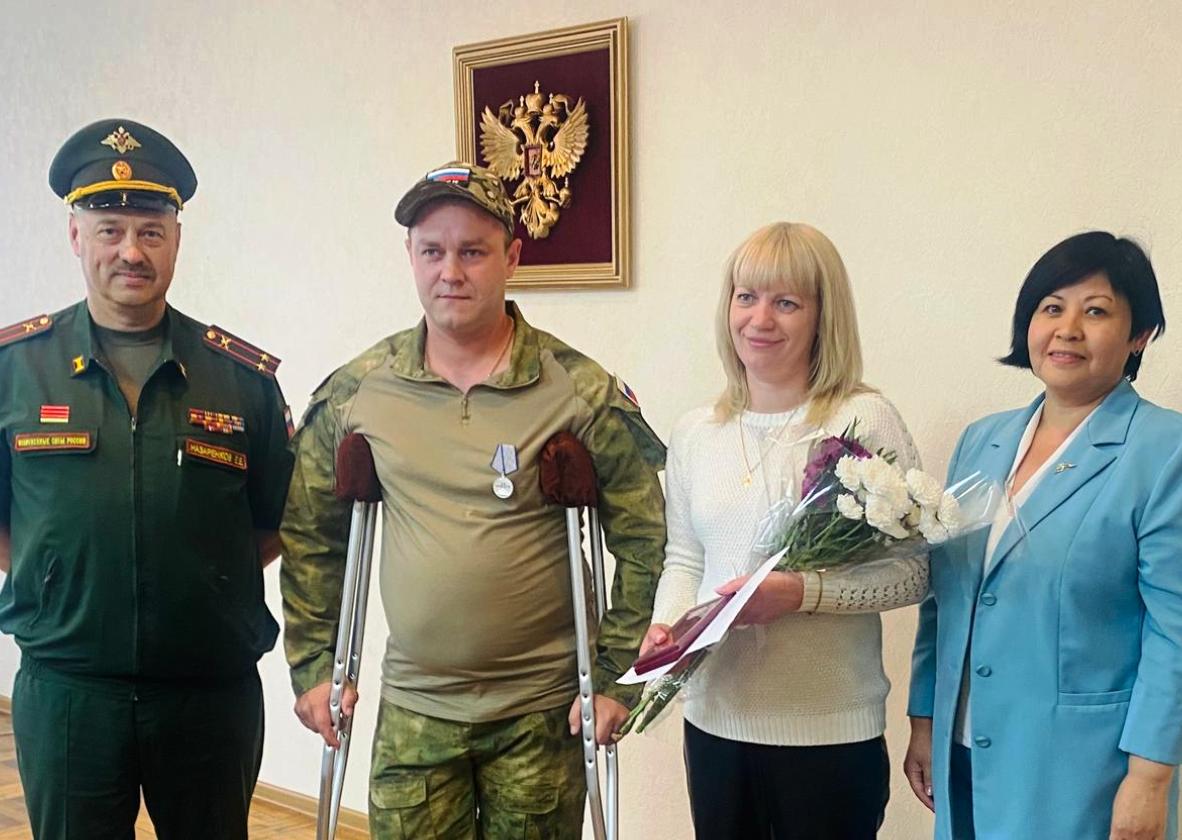 В администрации Октябрьского округа участнику СВО вручили медаль «За отвагу».