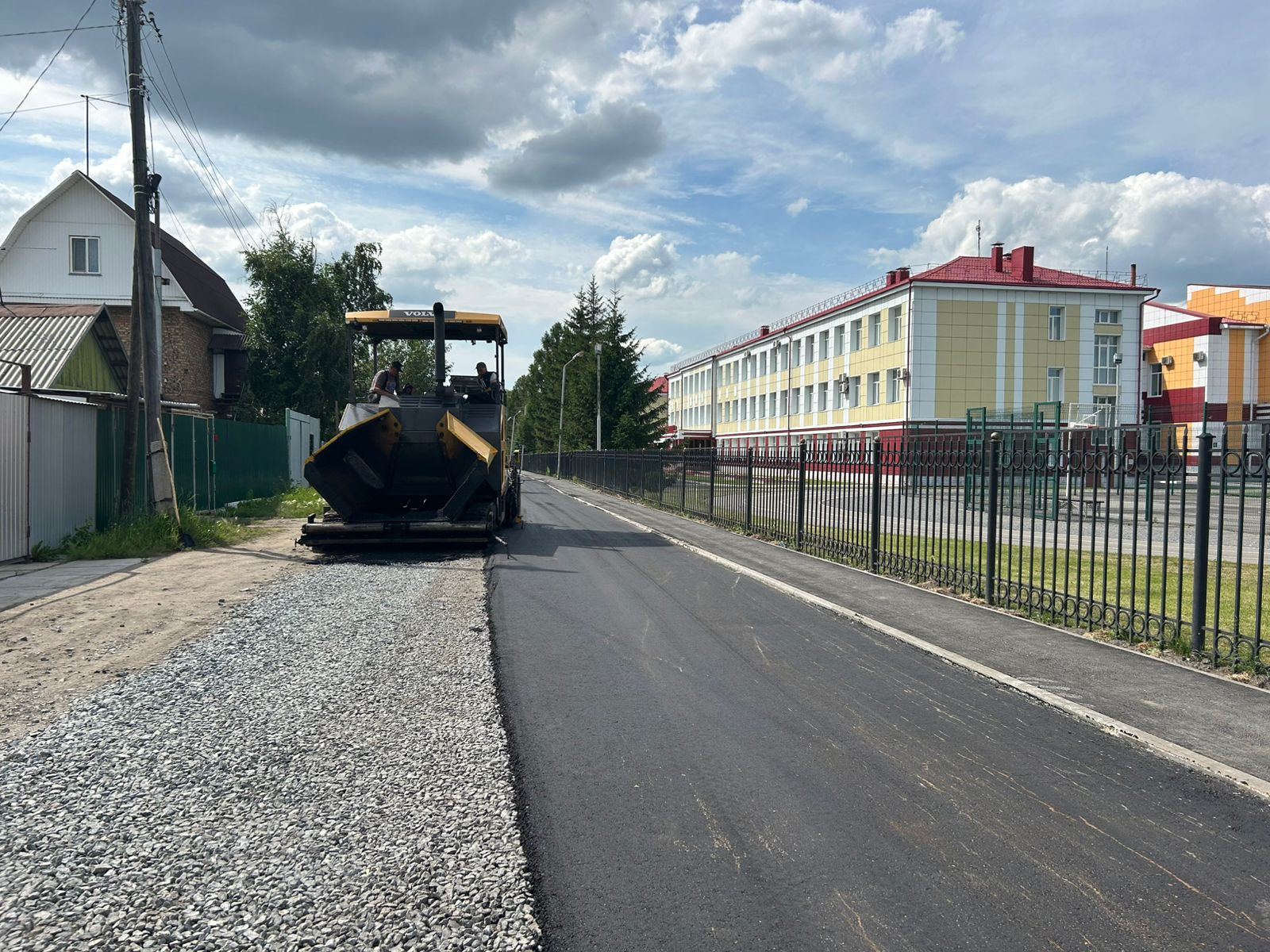 В Ленинском округе обустраивают проезды и подходы к образовательным учреждениям.