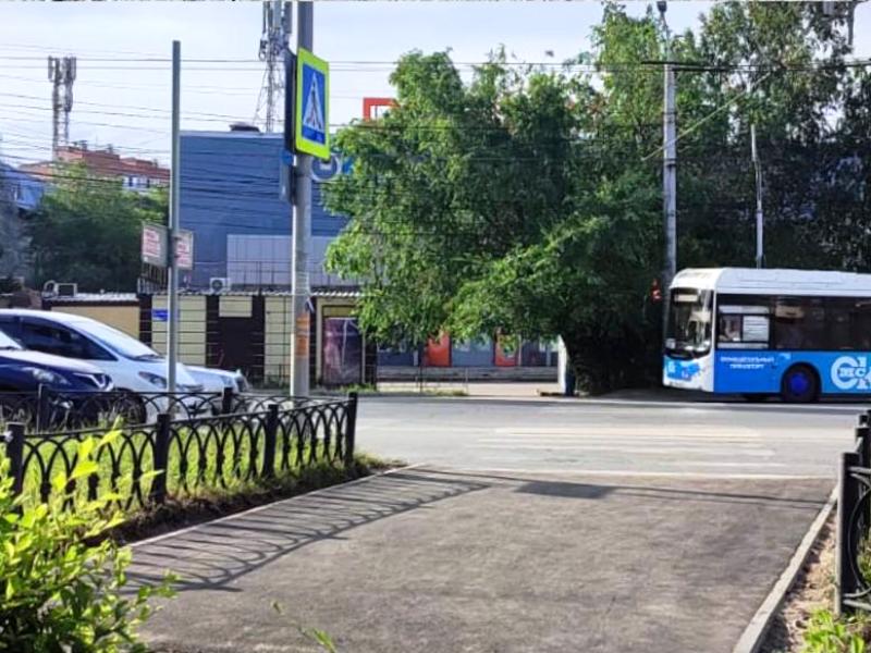 В Октябрьском округе благоустраивают проезды и тротуары.