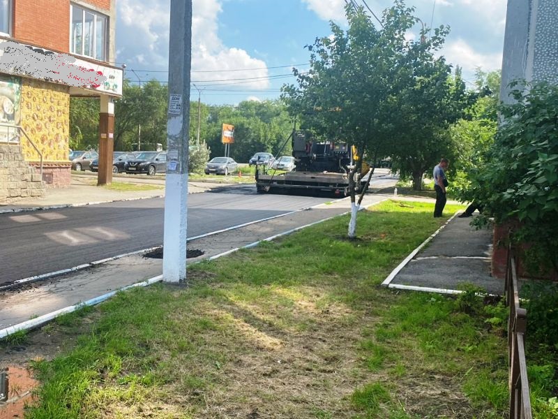 По обращениям жителей на Левобережье обустраивают проезды и тротуары.