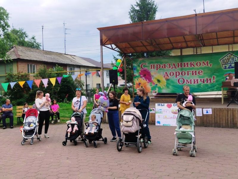 На территории Ленинского округа проходят праздничные мероприятия.