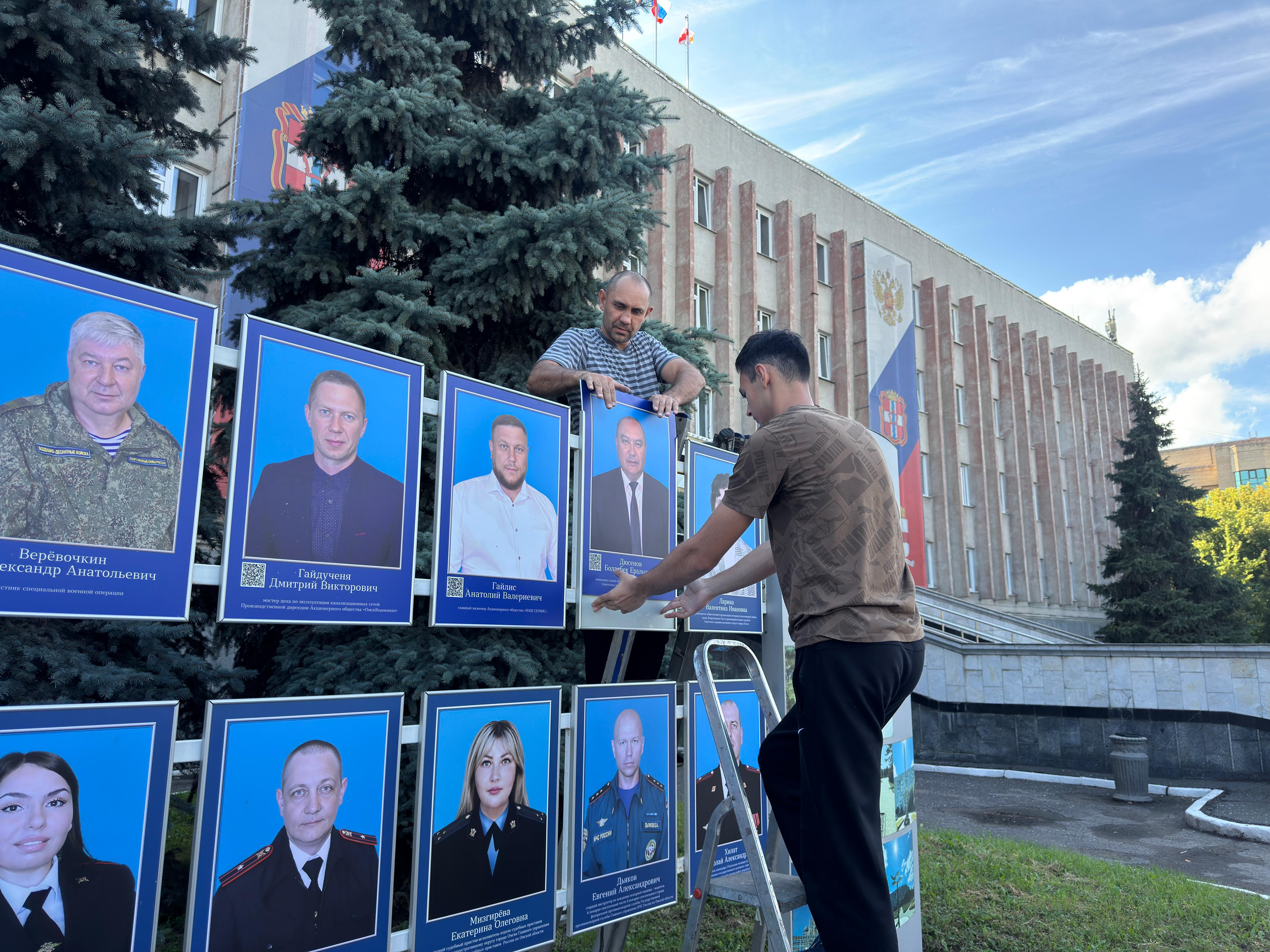 В Советском округе готовятся к открытию обновлённой Доски Почёта.