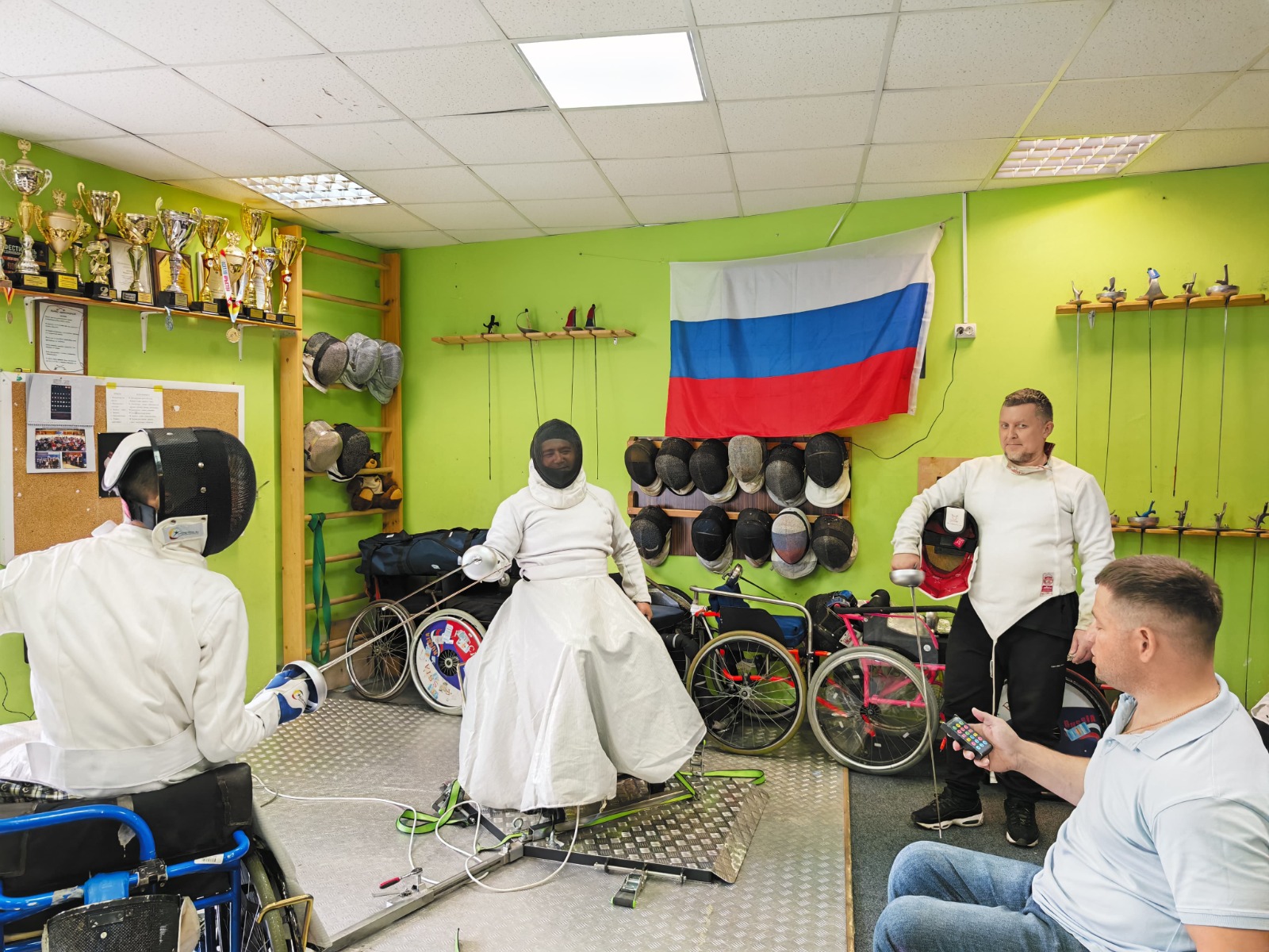 В Омске проходят занятия по фехтованию на колясках.