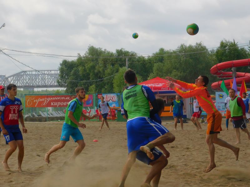 На Левобережье стартовал ежегодный турнир по пляжному футболу.