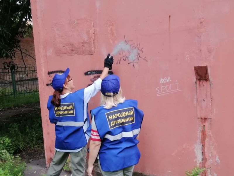 В Омске продолжаются мероприятия по закрашиванию запрещенных надписей.