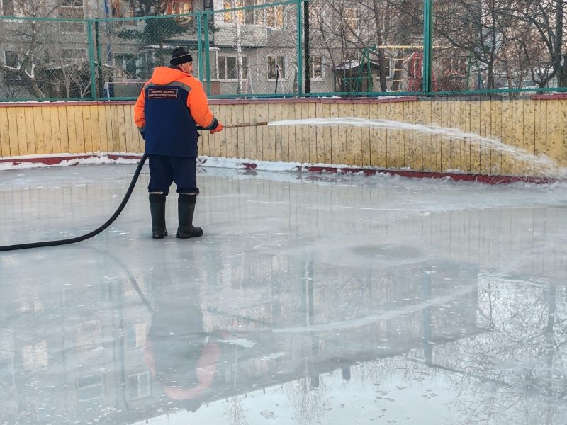 В омских дворах начали заливать хоккейные коробки.