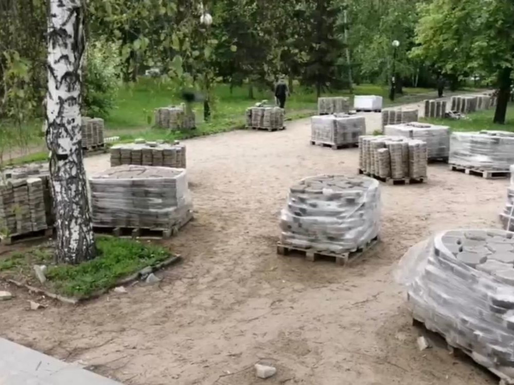 В сквере имени Борцов Революции обновляют пешеходную сеть.