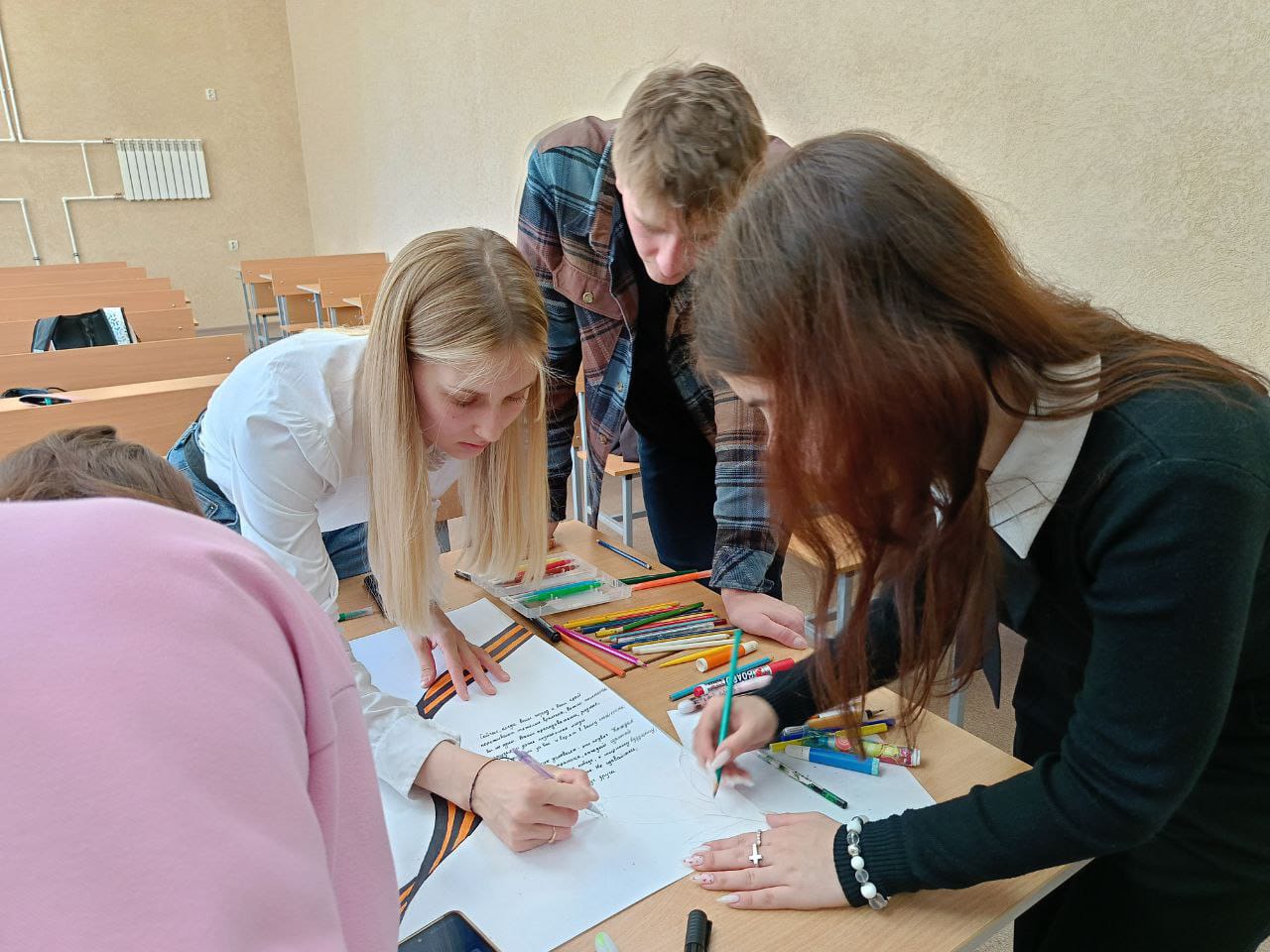 Омские студенты пишут письма дружбы в Стаханов.