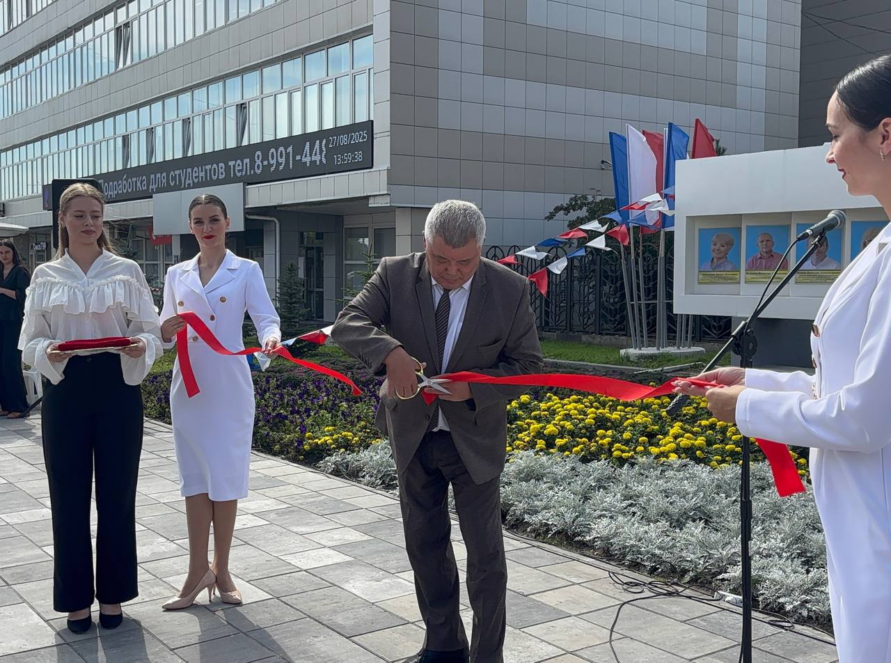 В Центральном округе открылась обновленная Доска Почета.