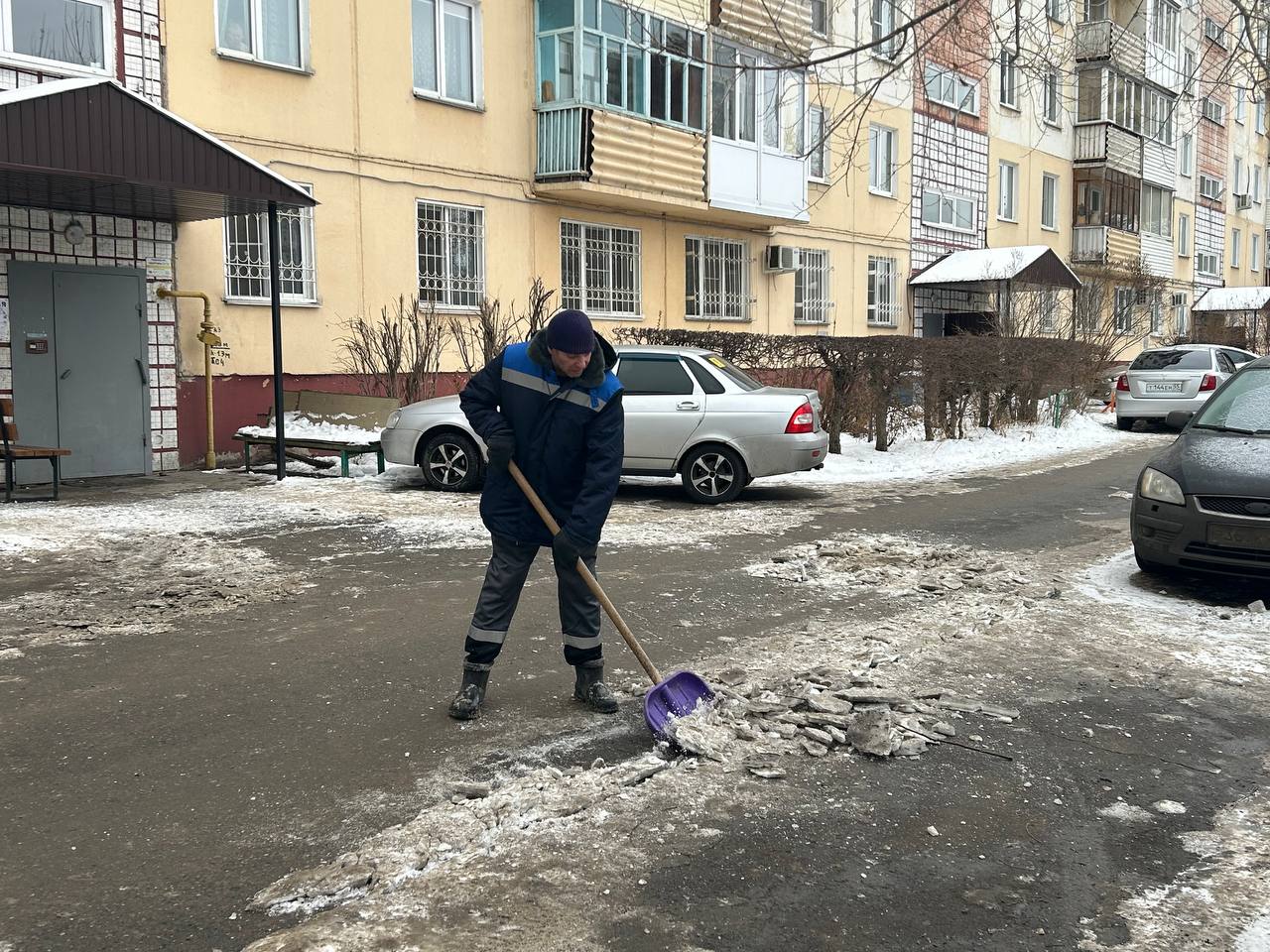 В Ленинском округе очищают от снега и наледи придомовые территории.