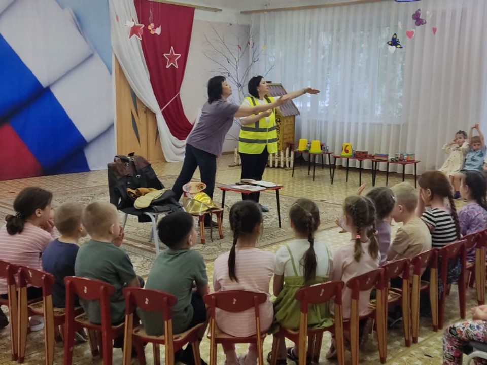 Для юных горожан проходят занятия пожарной безопасности.