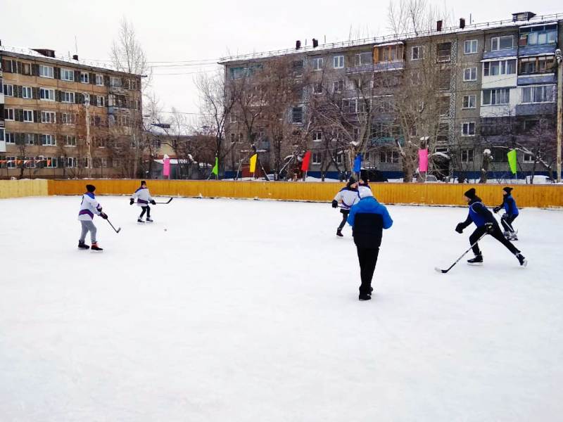 На Левобережье продолжается подготовка хоккейных коробок к зиме.