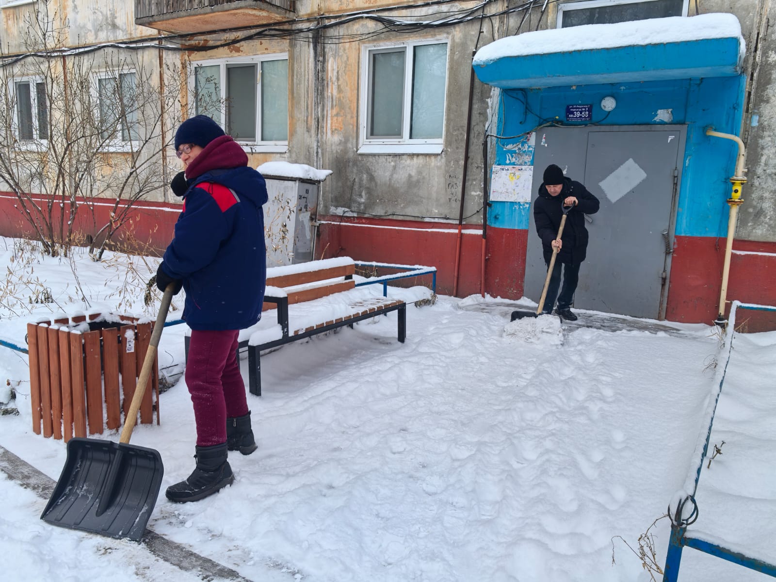 В Центральном округе более 300 дворников проводят уборку дворовых территорий.