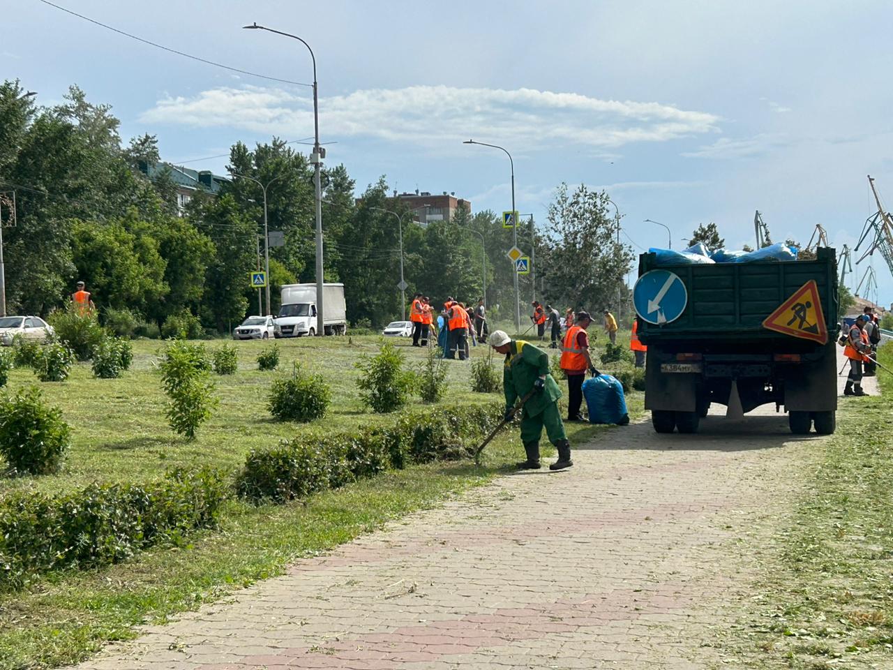 В Ленинском округе социальные партнеры оказали содействие в покосе травы.