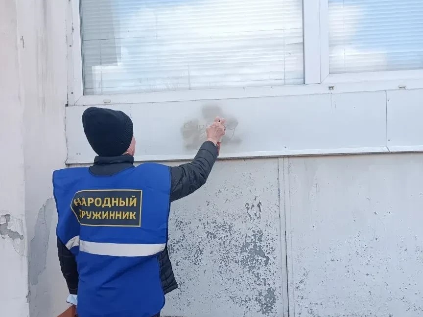 Омские дружинники уничтожают рекламу запрещенных веществ.