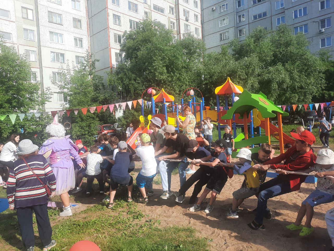В Центральном округе состоялось открытие новой детской площадки.