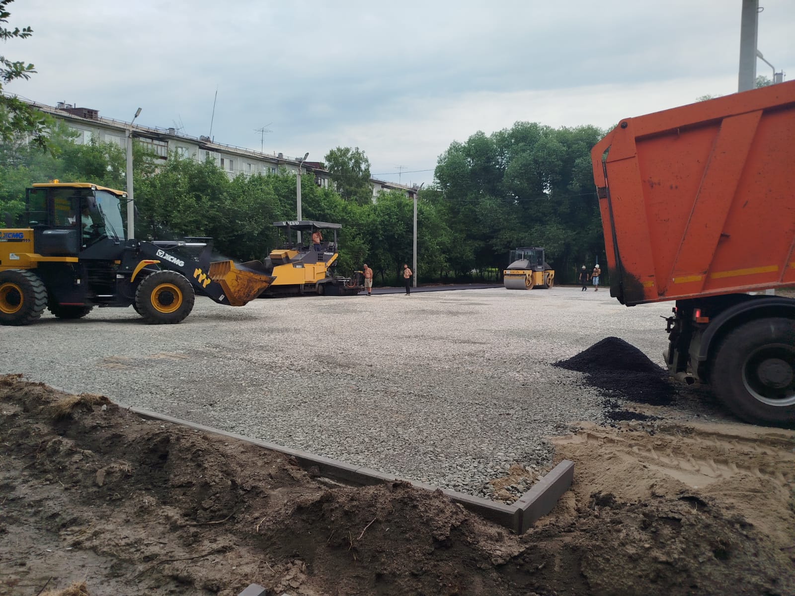 В Кировском округе устанавливают хоккейную коробку по улице Рокоссовского.