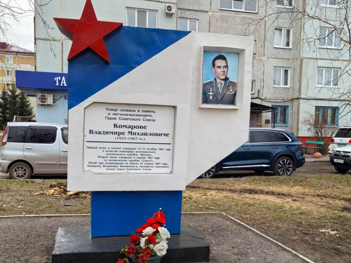 В Кировском округе продолжается работа по благоустройству мемориальных объектов.
