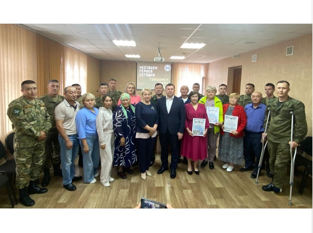 По поручению главы региона семьям участников специальной военной операции вручили благодарственные письма.