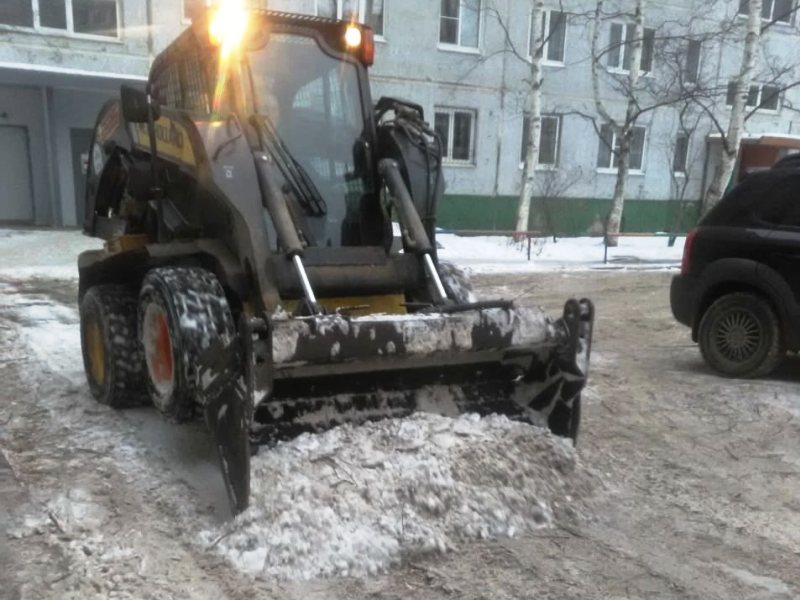 Во дворах Левобережья продолжается очистка придомовых территорий.