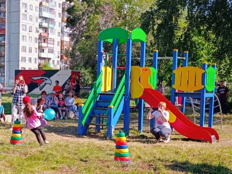 В Октябрьском округе прошло торжественное открытие детского игрового комплекса.