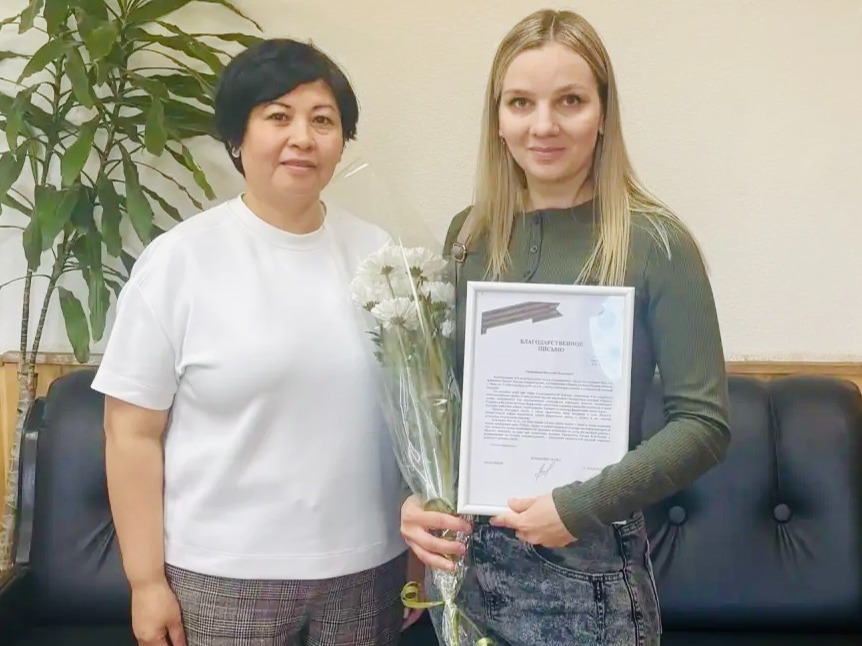Семье участника СВО вручили благодарственное письмо от командира воинской части.