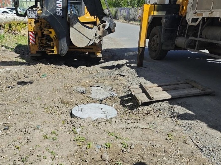 В Советском округе проводят работу по обеспечению безопасности колодцев с коммуникациями.