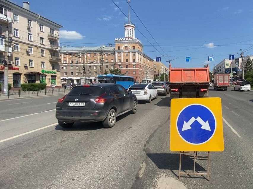 Специалисты мэрии контролируют распределение транспортных потоков на востребованном перекрёстке Маркса — Масленникова.