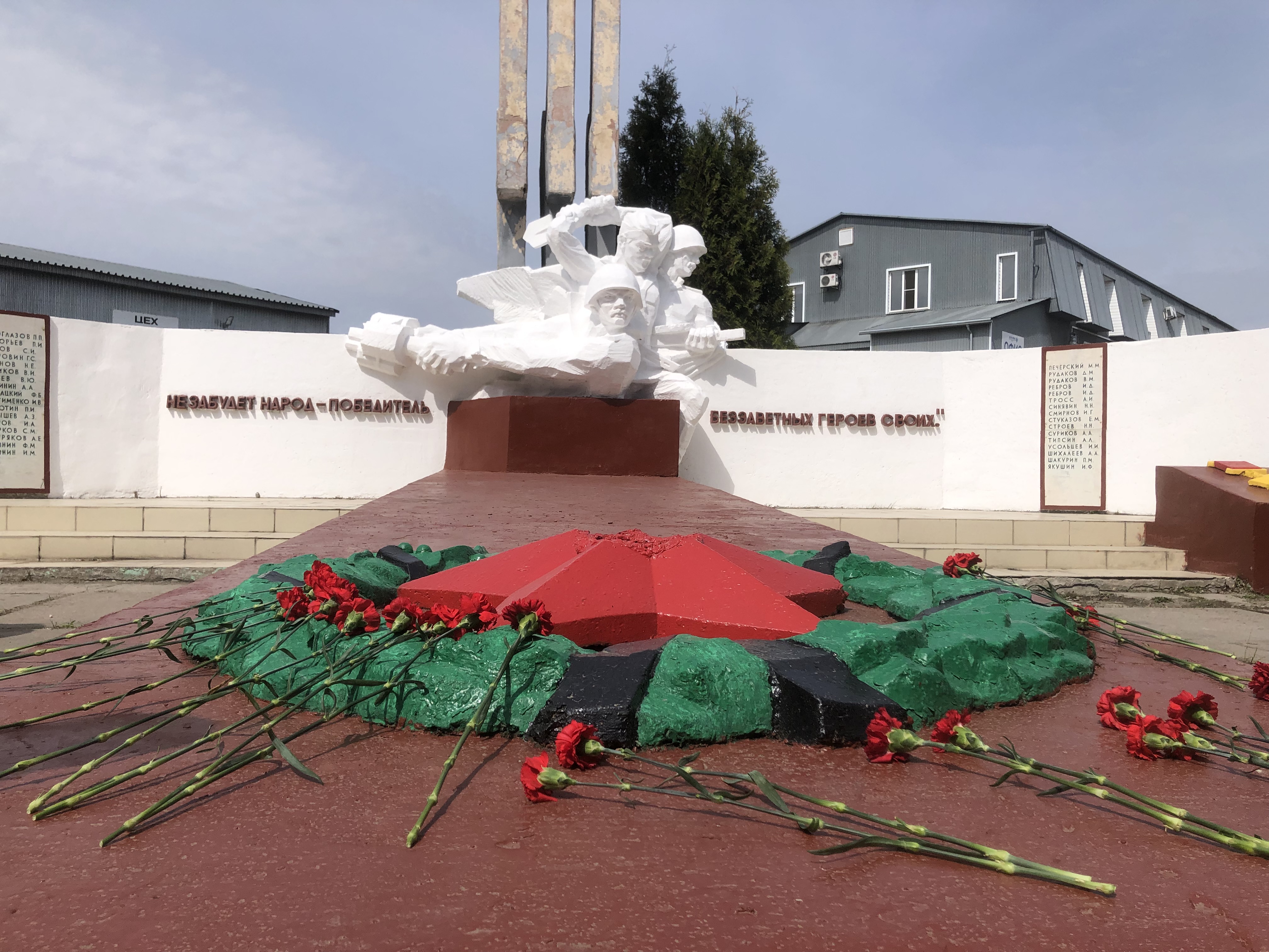 В Омске прошел торжественный митинг у мемориального комплекса.