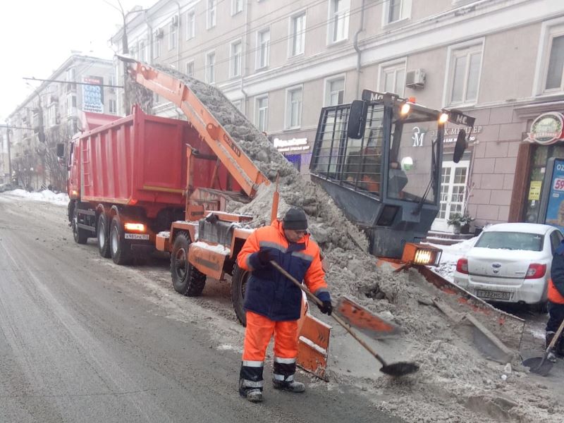 На дороги Омска начинает выходить новая техника.