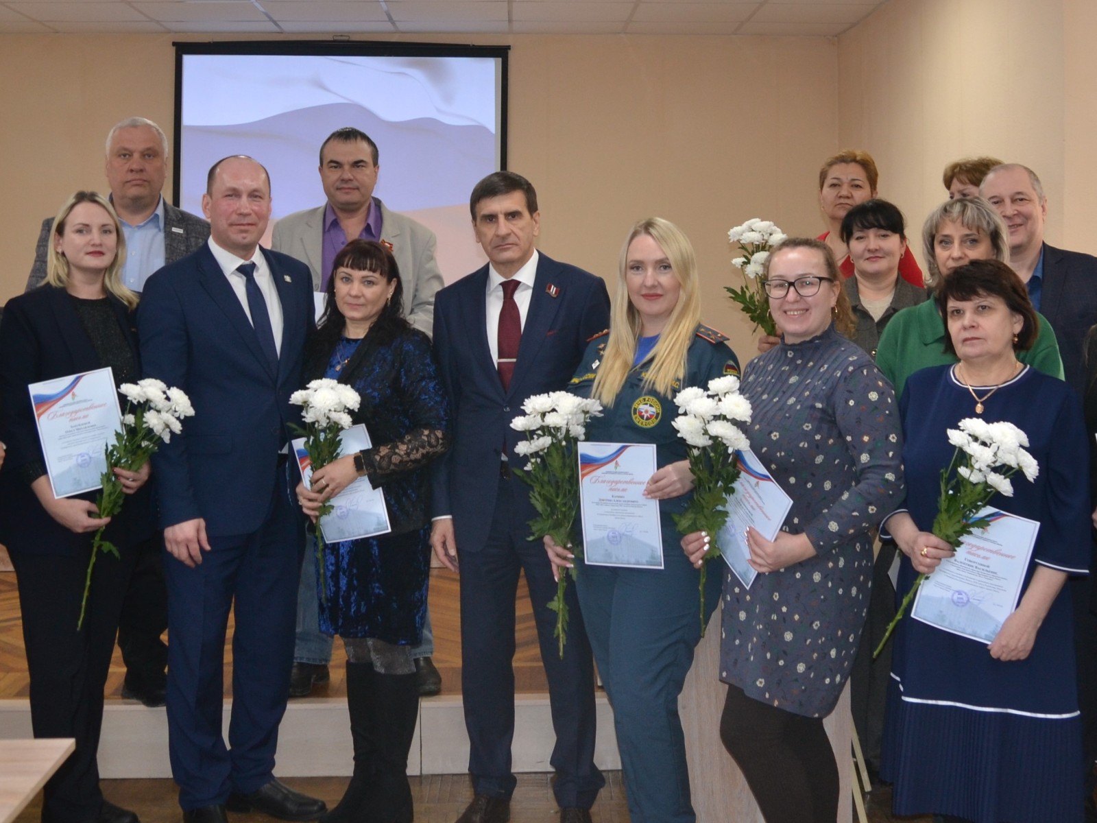 В Октябрьском округе наградили организации за подготовку к новогодним мероприятиям.