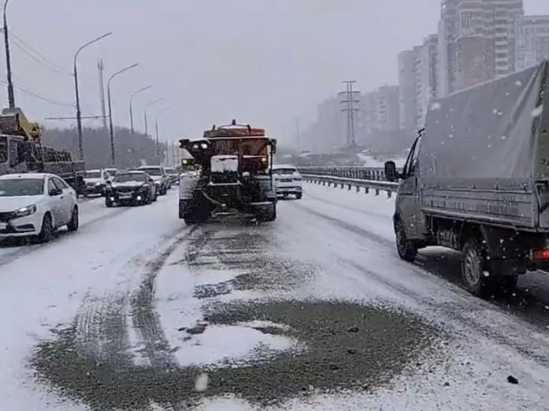 В связи с погодными условиями дорожные службы работают в круглосуточном режиме.