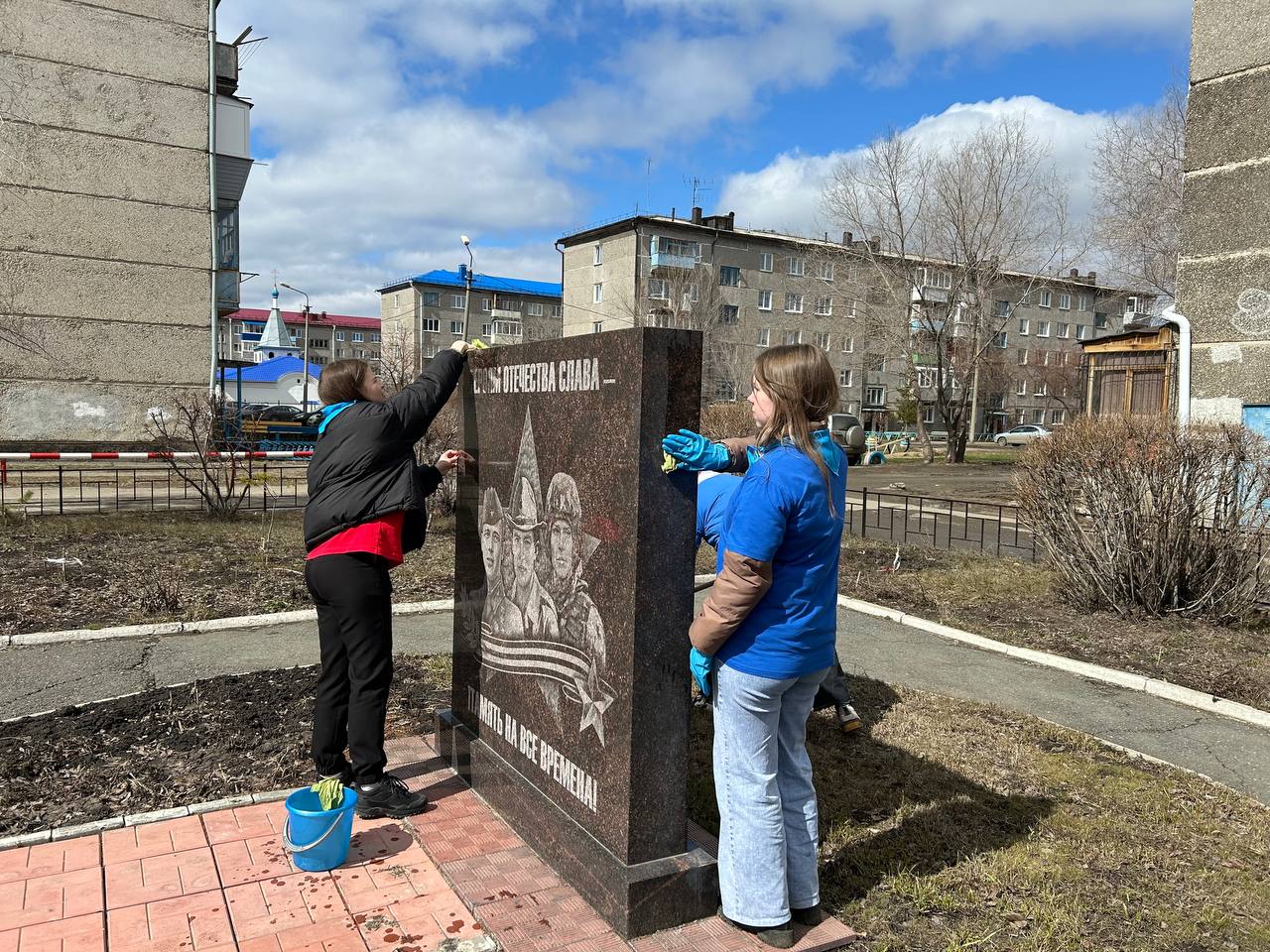По поручению мэра мемориальные объекты Ленинского округа приводят в порядок к празднику.