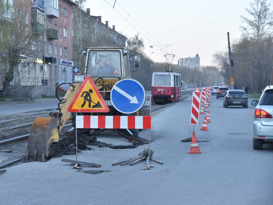 В Омске приступили к капитальному ремонту трамвайных путей.