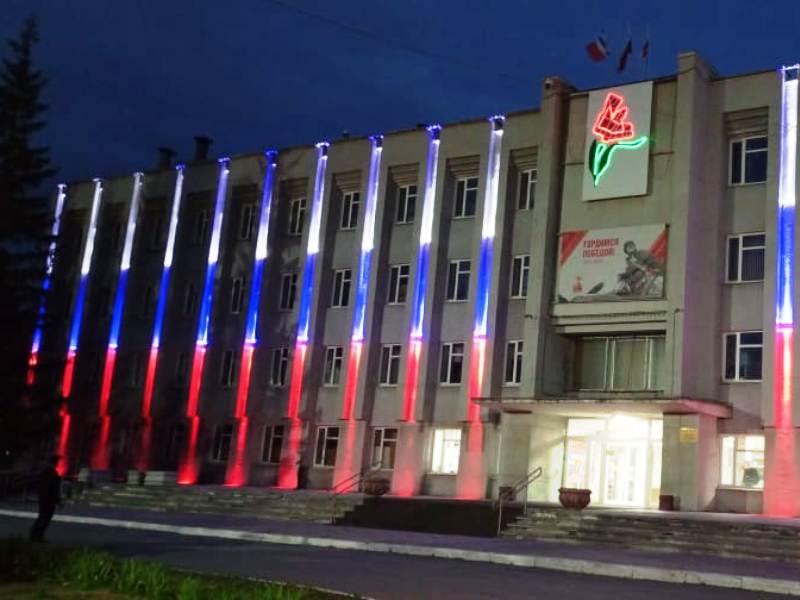 На фасаде здания администрации Октябрьского округа появилась архитектурная подсветка.