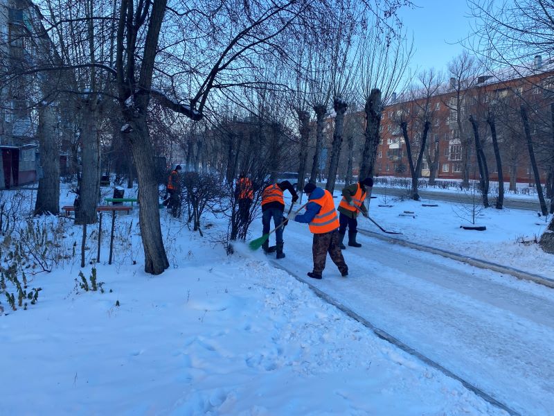 В Октябрьском округе дворы многоквартирных домов очищают от снега и наледи.