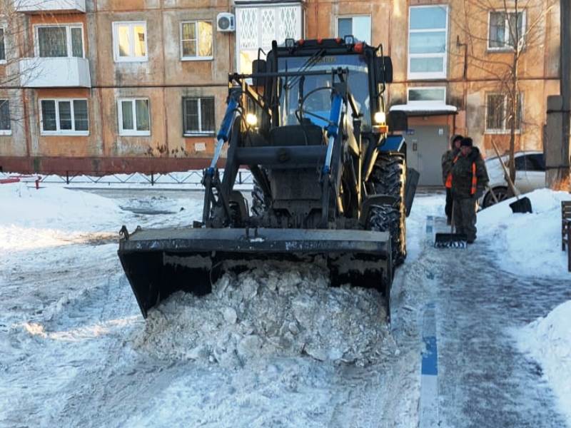 В Октябрьском округе очищают дворы от снега.