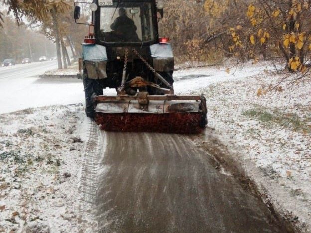 Городские дорожные службы продолжают ликвидировать последствия снегопада.